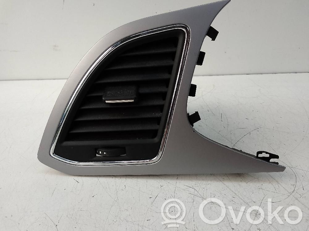 Seat Leon (5F) Maskownica / Grill / Atrapa górna chłodnicy 