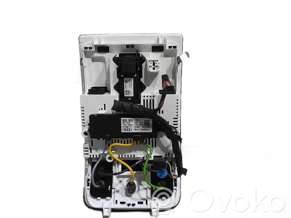 Luz del asiento delantero   8X0951177