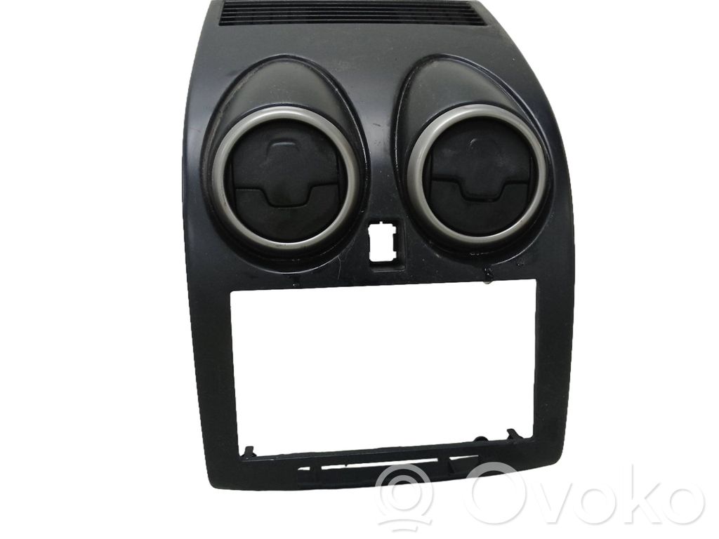 Nissan Qashqai+2 Rejilla de ventilación central del panel 