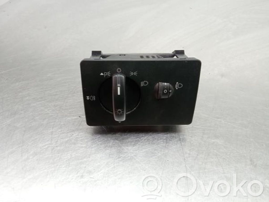 Light switch   4M5T13A024LA