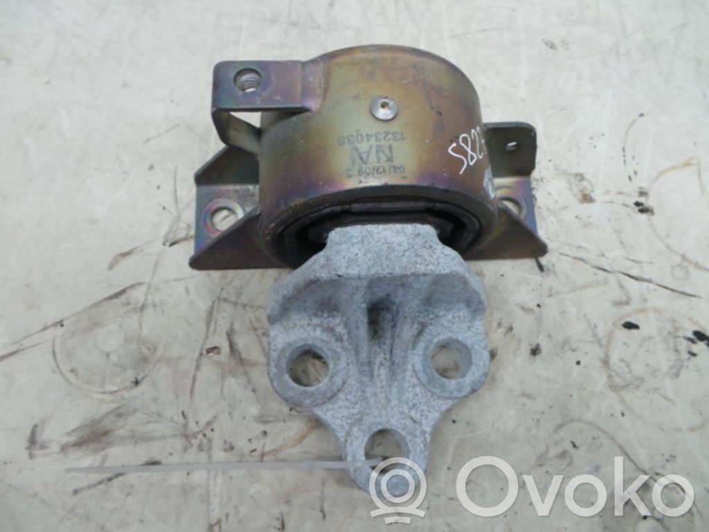 Engine mount bracket   ESQUERDO