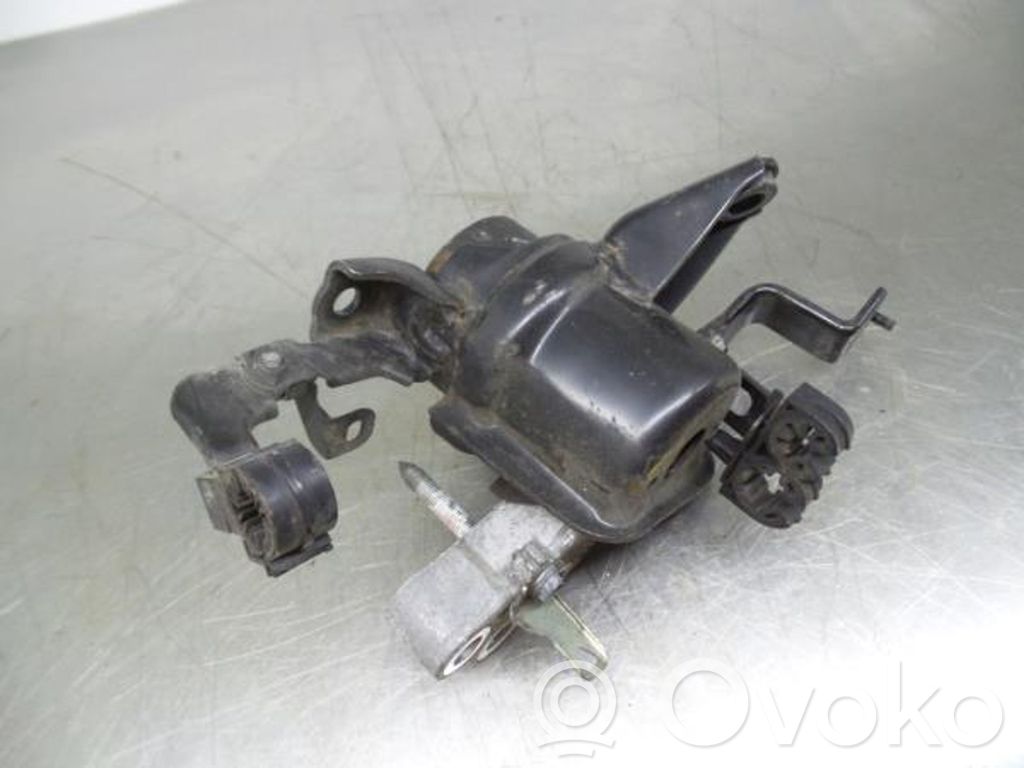 Engine mount bracket   DIREITO