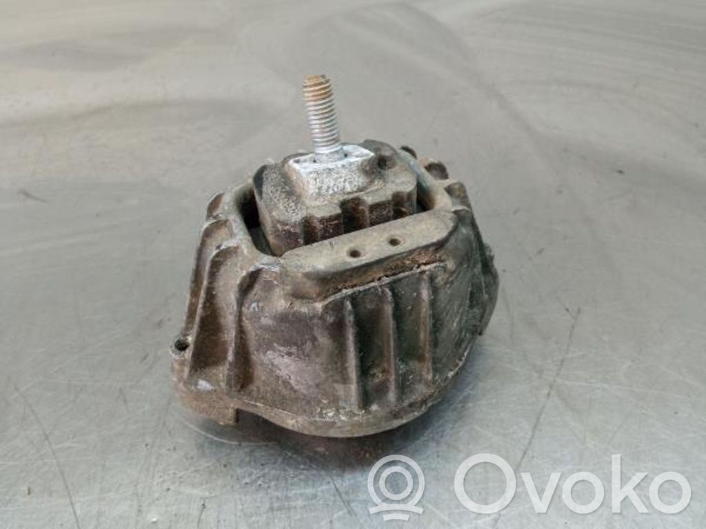 Engine mount bracket   ESQUERDA