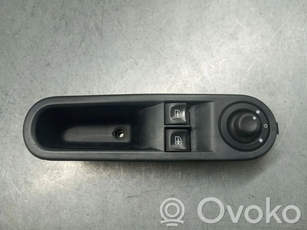 Renault Twingo III Electric window control switch 