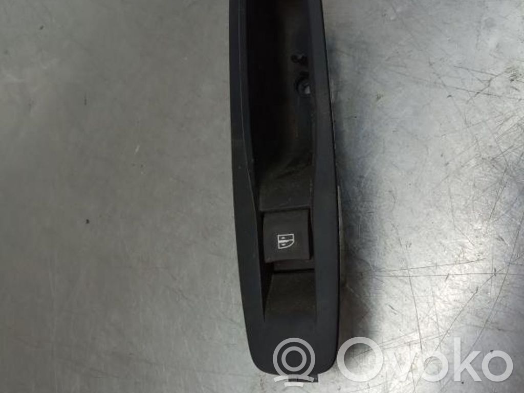 Electric window control switch   829507746R