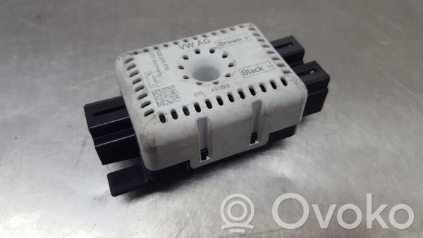 Amplificateur d'antenne   5Q0035570