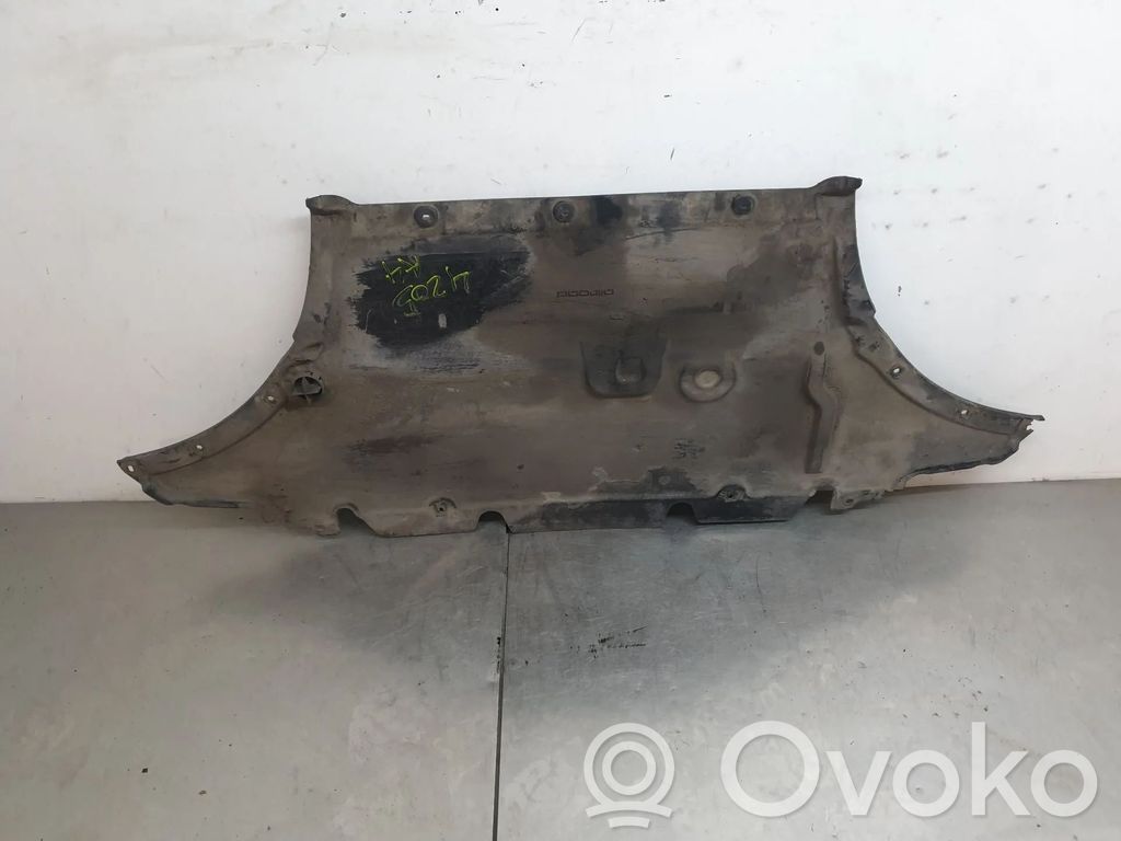 Audi RS4 B8 Protezione anti spruzzi/sottoscocca del motore