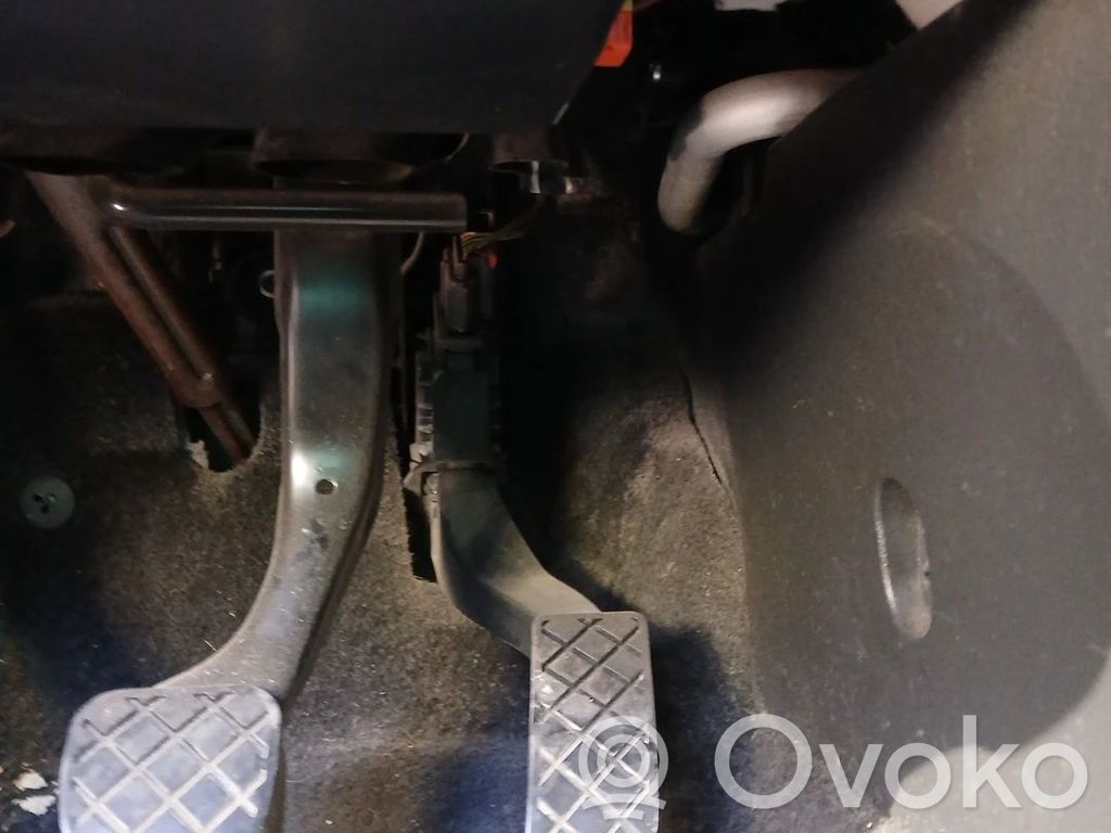 Accelerator throttle pedal
