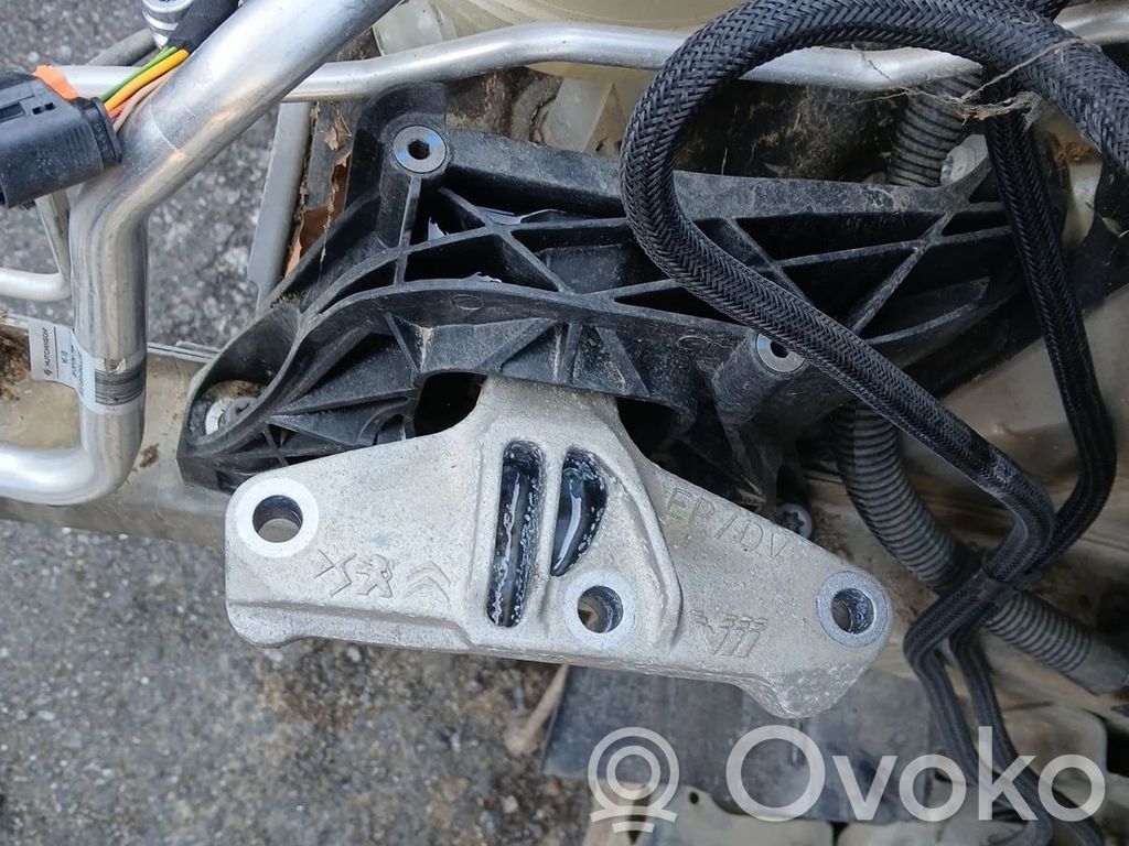 Engine mount bracket