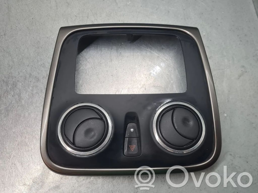 Dacia Sandero Rămă unitate radio/GPS 
