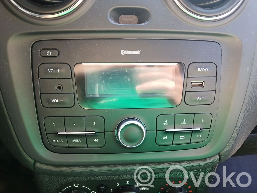 Dacia Dokker Panel / Radioodtwarzacz CD/DVD/GPS 