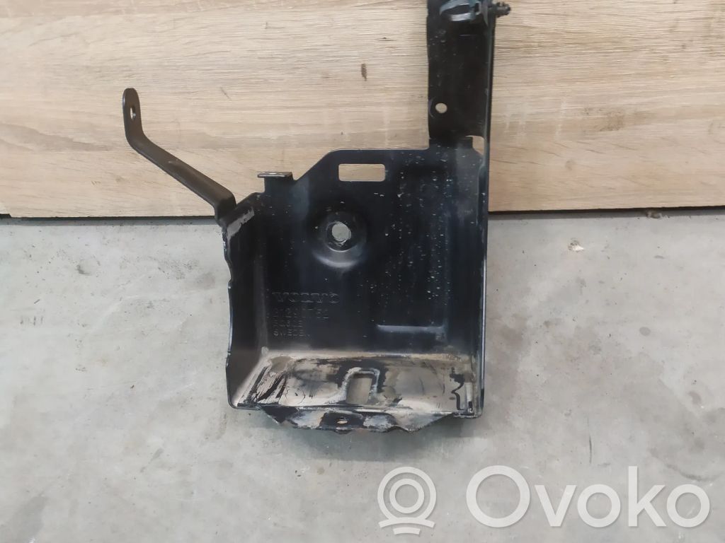 Volvo V40 Akkulaatikon alusta 