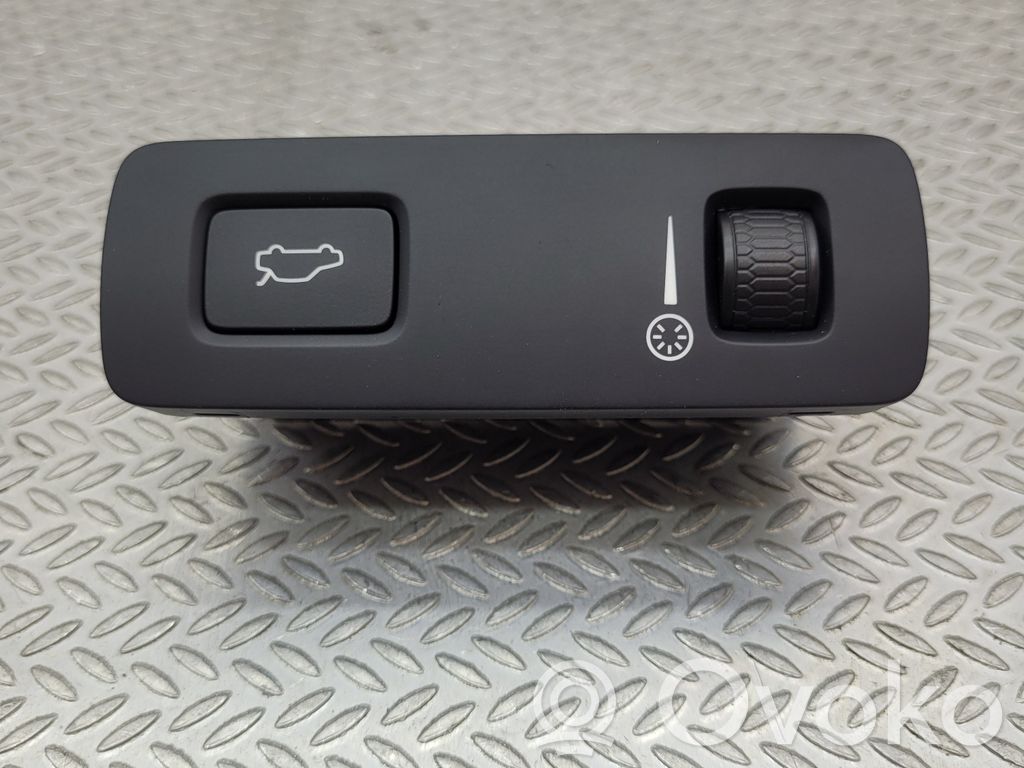 Volvo XC40 Tailgate opening switch 