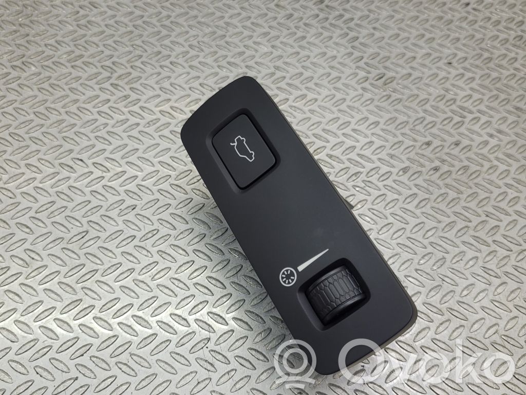 Volvo XC40 Tailgate opening switch 