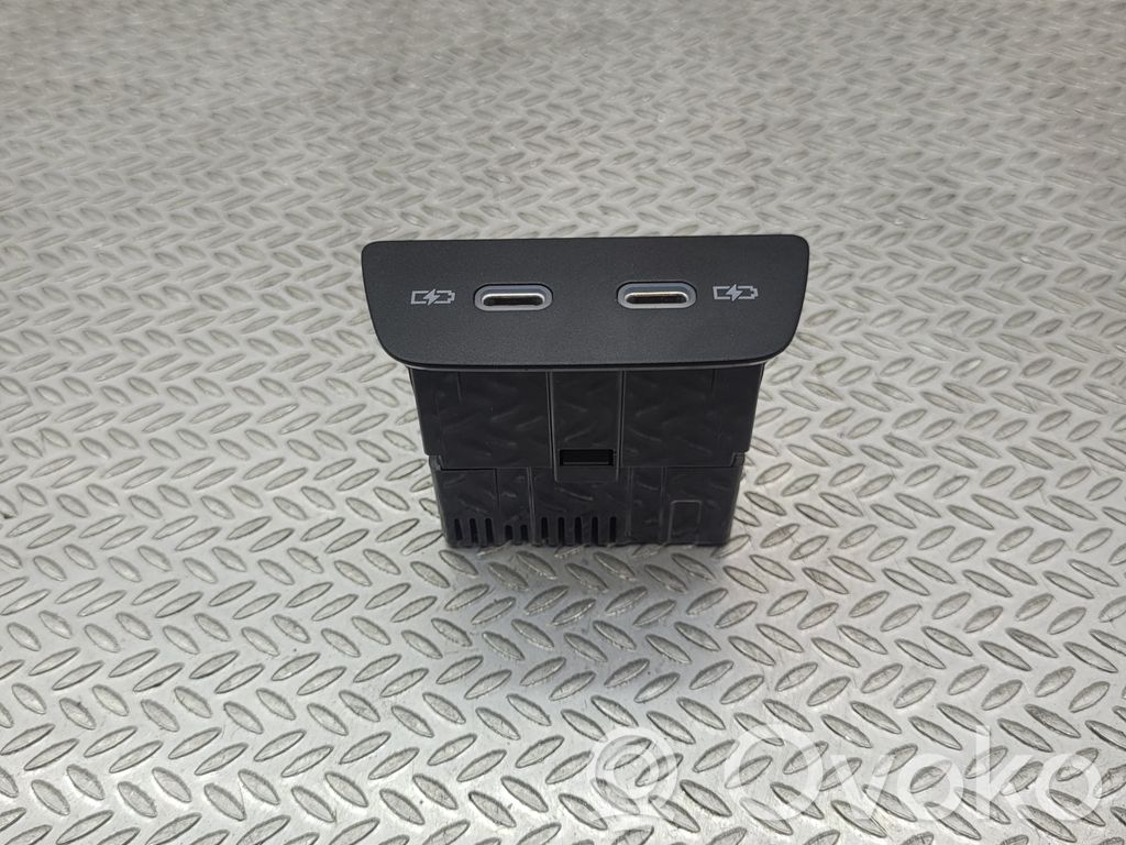 Volkswagen Golf VIII USB socket connector 