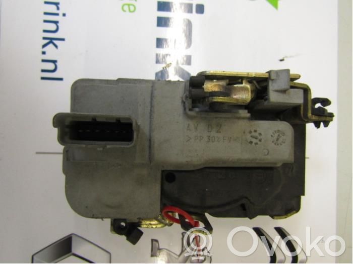 Peugeot 206 Front door lock 