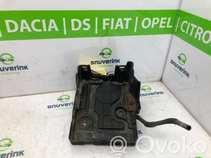 Renault Twingo II Podstawa / Obudowa akumulatora 