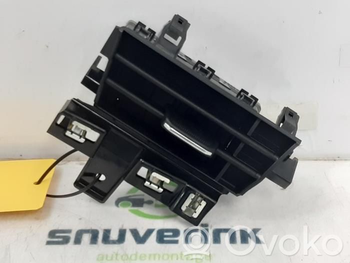 Renault Clio V Rejilla de ventilación central del panel 