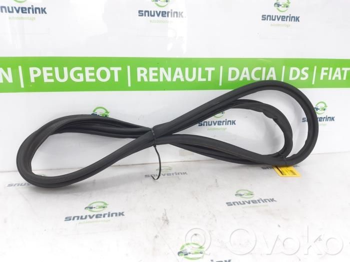 Renault Arkana Gumowa uszczelka bagażnika tylnego / Na karoserii