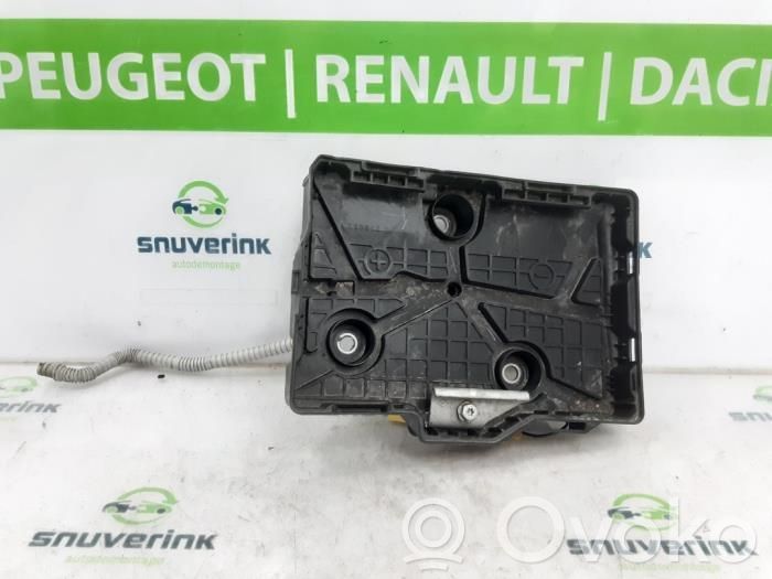 Renault Captur Akkulaatikon alusta 