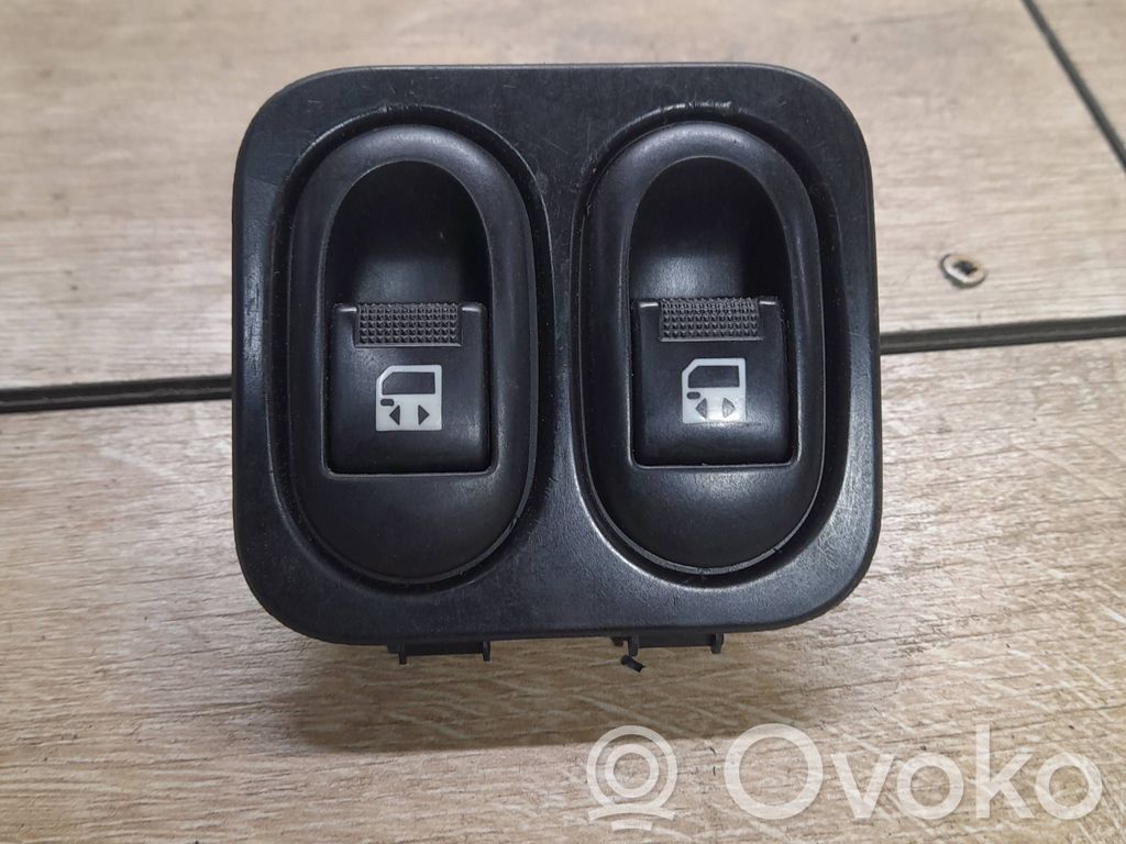 Peugeot 1007 Electric window control switch 