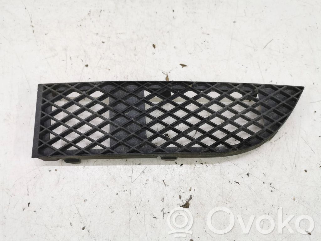 BMW 7 E65 E66 Etupuskurin alempi jäähdytinsäleikkö 