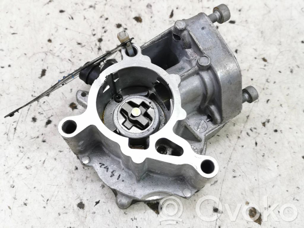 Volkswagen PASSAT B8 Alipainepumppu 
