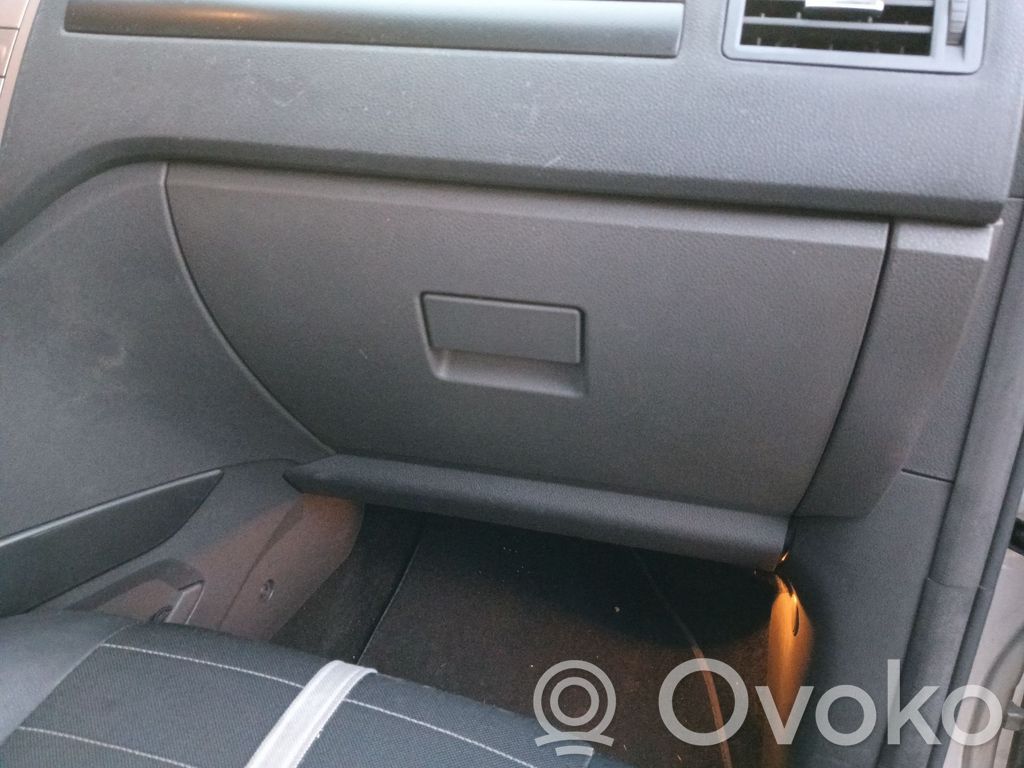 Ford Kuga I Guantera 