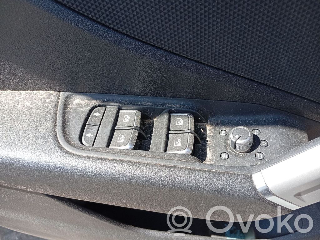 Audi Q2 - Przyciski szyb