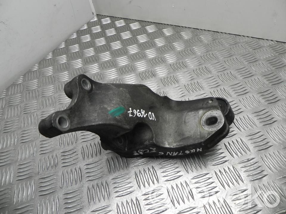 Engine mounting bracket   FR3C6037CA,VD16967,VD16967