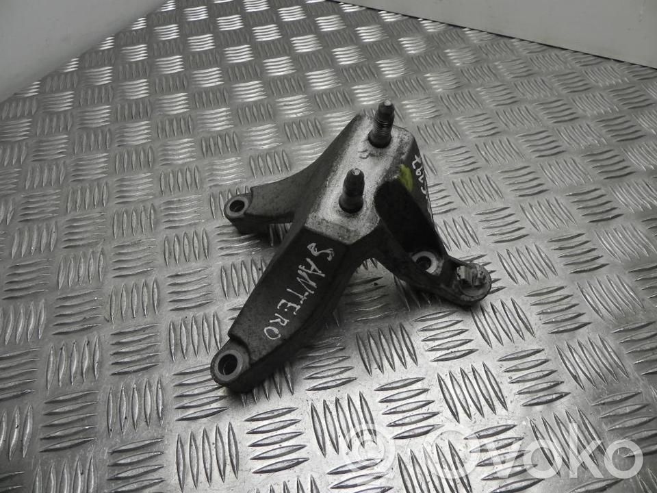 Dacia Sandero Engine mounting bracket 