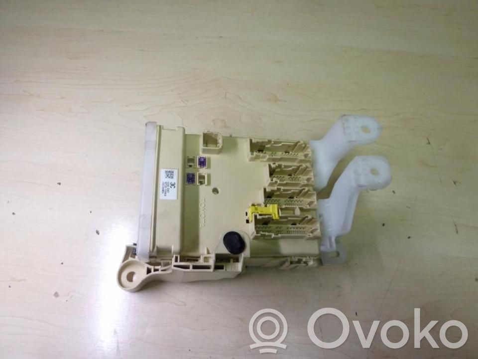 Toyota Auris E180 Boîte à fusibles 