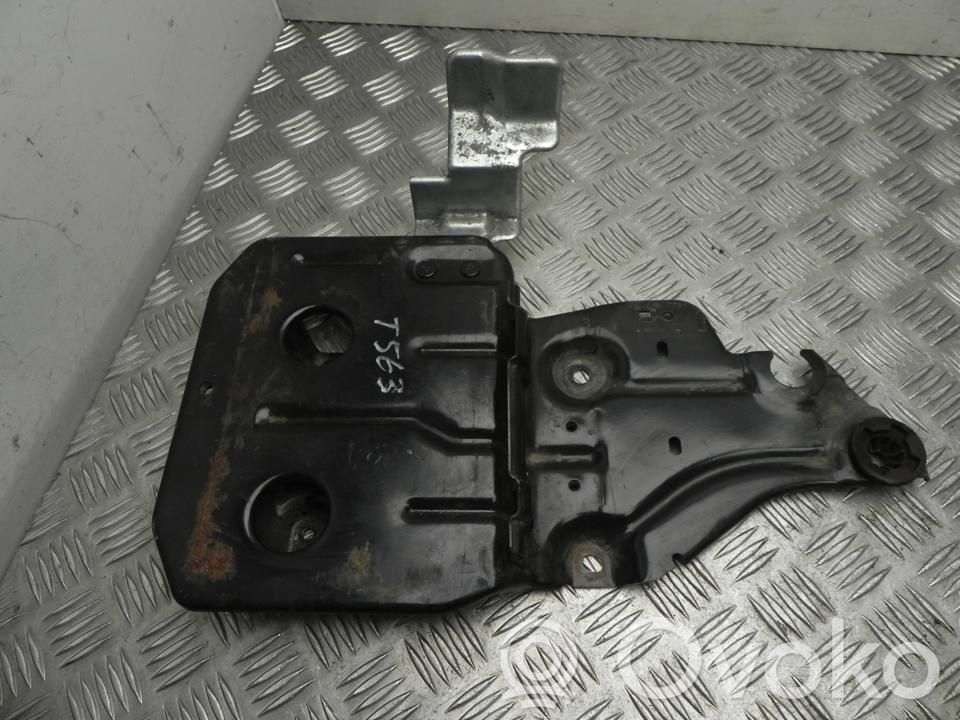 Nissan Juke I F15 EGR-venttiilin/lauhduttimen kiinnike 