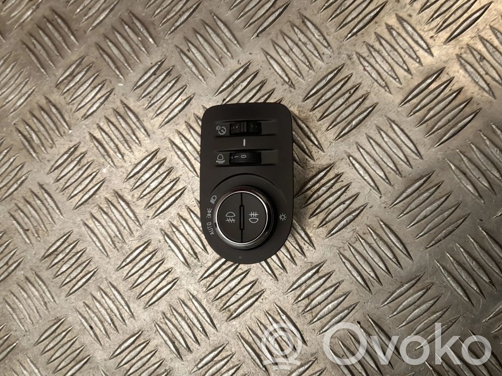 Light switch   39085924,17018961,L4073