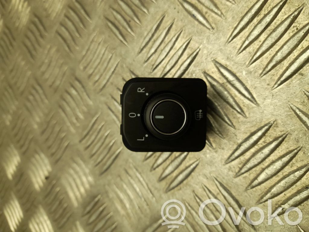 Volkswagen Polo VI Electric window control switch 