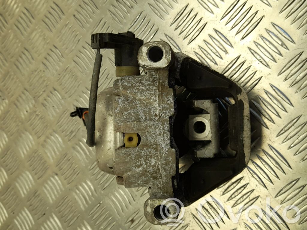 Engine mount bracket   667,VD26608