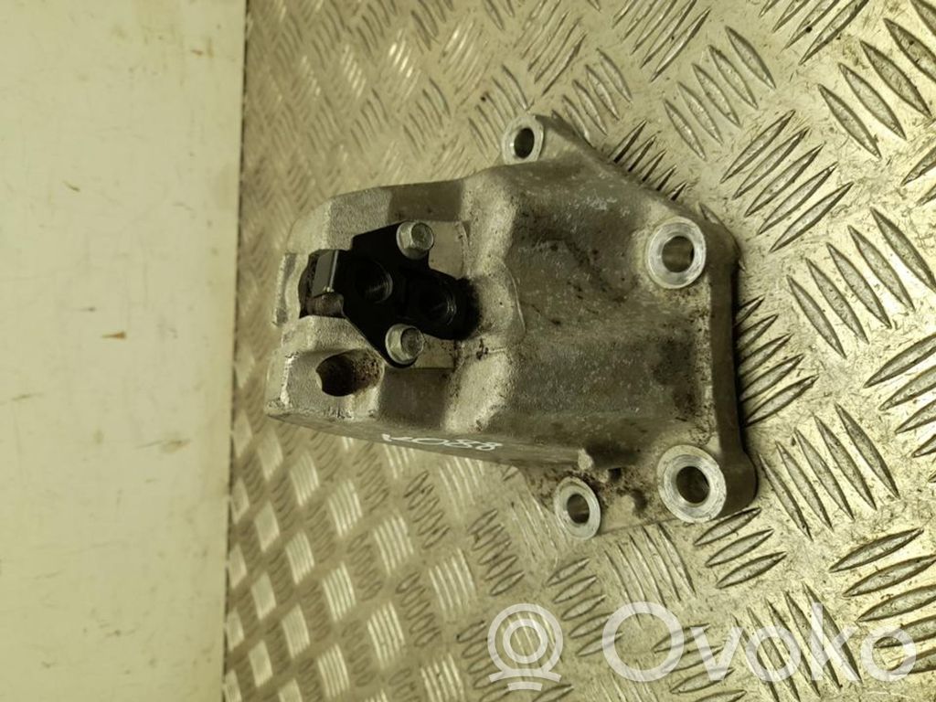 Engine mounting bracket   VD35206