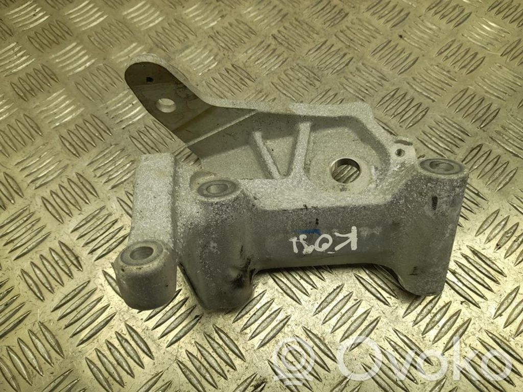 Volvo XC60 Engine mounting bracket 
