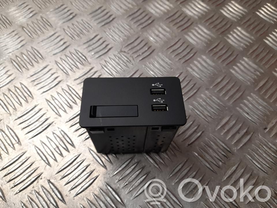 Mazda CX-30 USB-pistokeliitin 