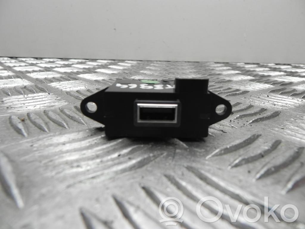 Alfa Romeo Giulia USB socket connector 