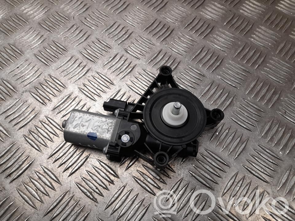 Opel Astra L Silnik regulatora szyby drzwi przednich 