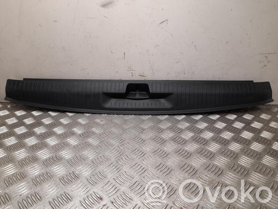 Opel Astra L Osłona pasa bagażnika 