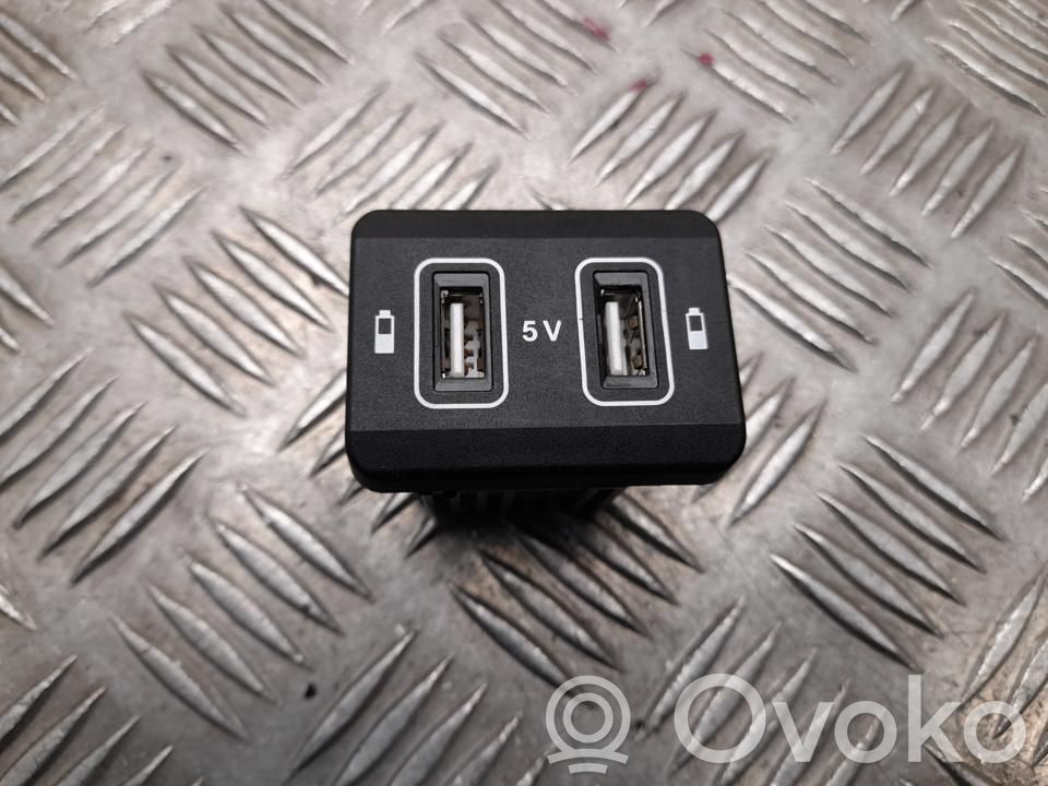 Mercedes-Benz E W213 Gniazdo / Złącze USB 