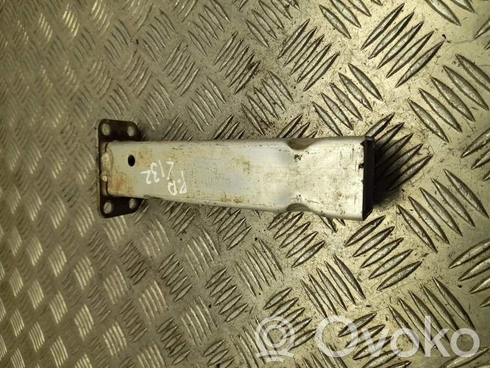 Volkswagen Touareg III Engine mounting bracket 