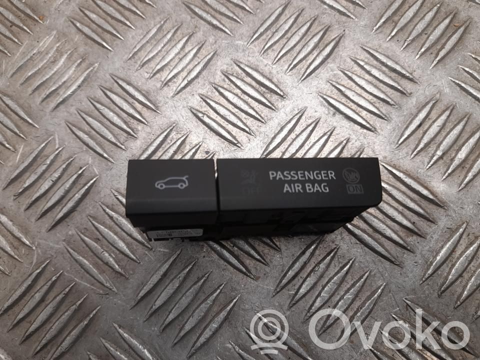 Volkswagen T-Roc Tailgate opening switch 