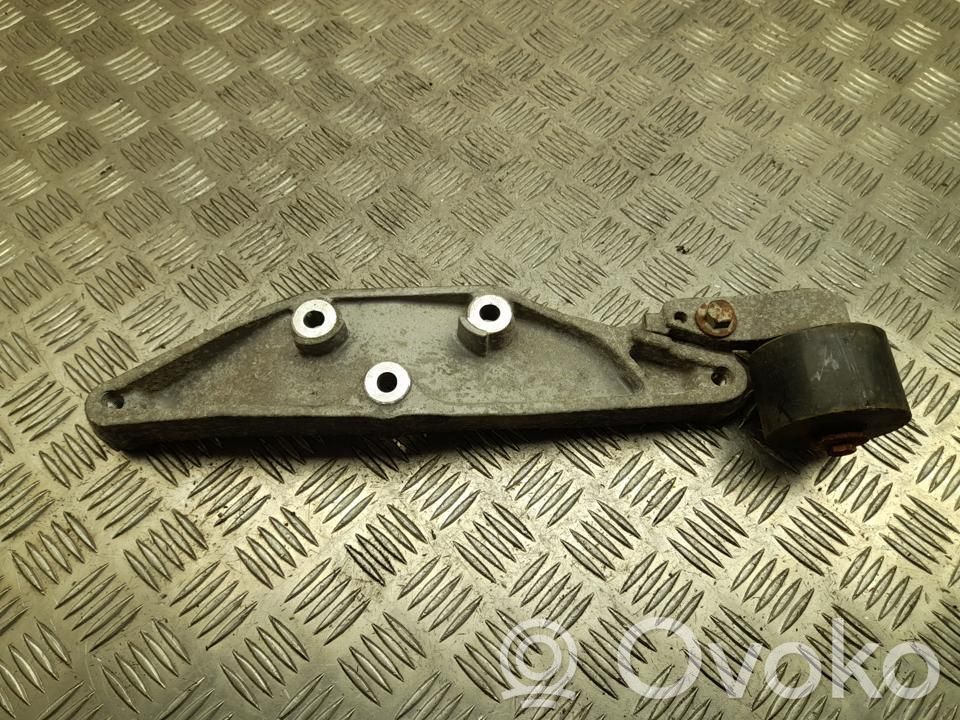 Volvo XC90 Engine mounting bracket 