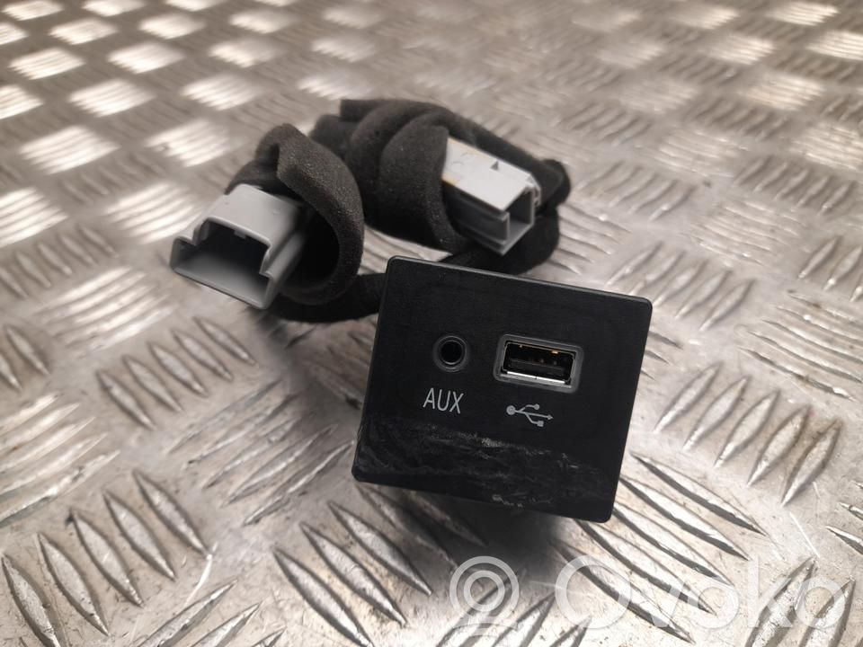 Maserati Ghibli Enchufe conector entrada auxiliar 