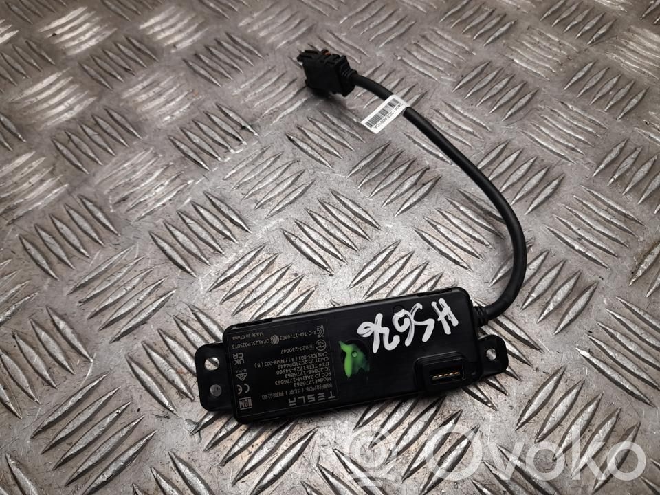 Tesla Model 3 USB savienotājs 