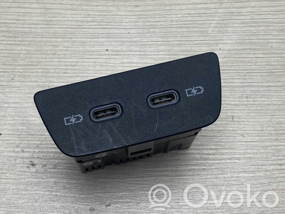 Volkswagen Golf VIII USB socket connector 