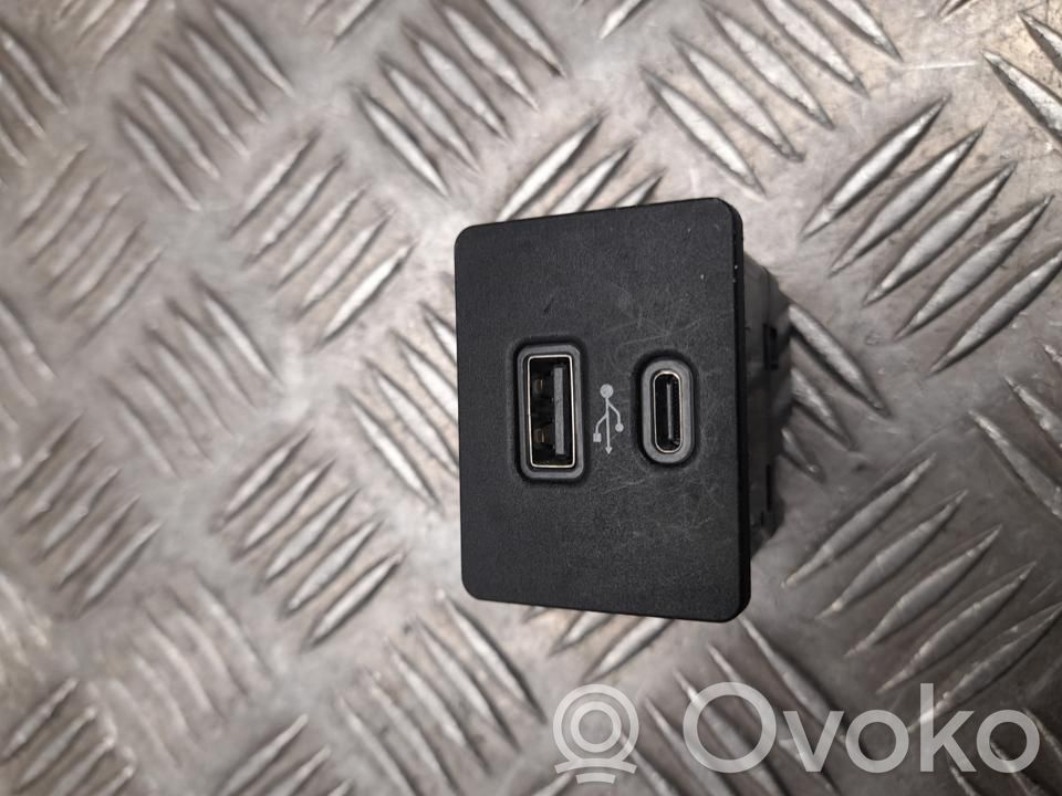 Ford Explorer VI USB socket connector 